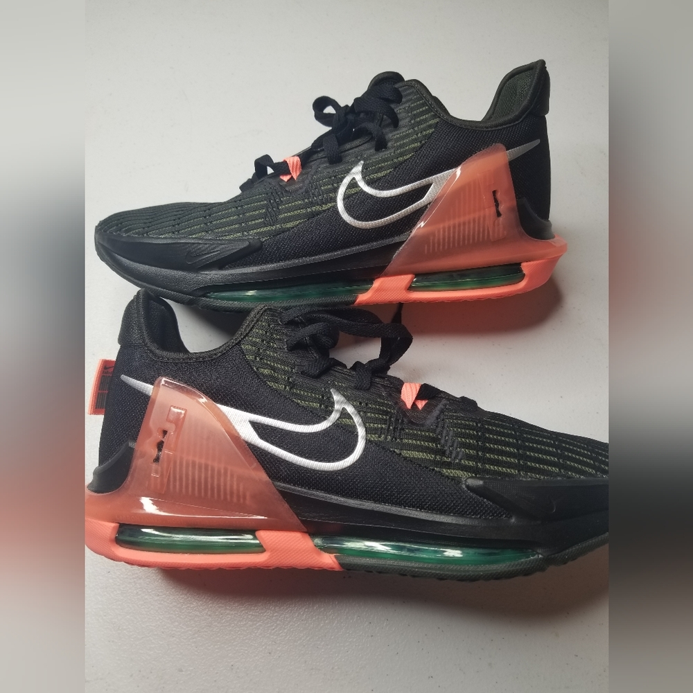 Sz 9.5 Nike Labron James Basketball Shoes